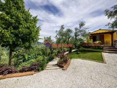 casa indipendente in vendita a Pescia