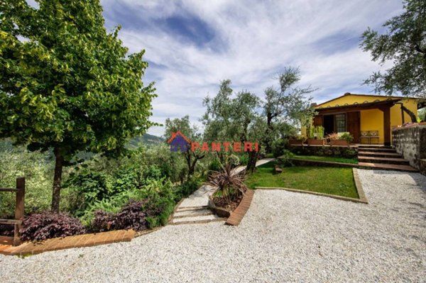 casa indipendente in vendita a Pescia