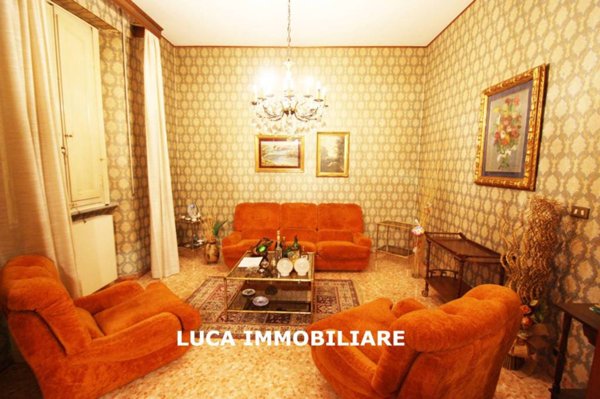 casa indipendente in vendita a Pescia