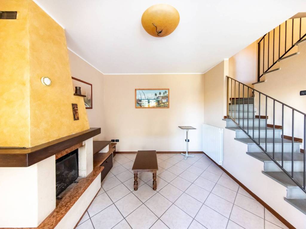 casa indipendente in vendita a Pescia in zona Veneri