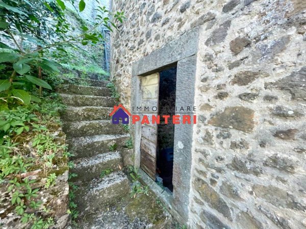casa indipendente in vendita a Pescia in zona Castelvecchio