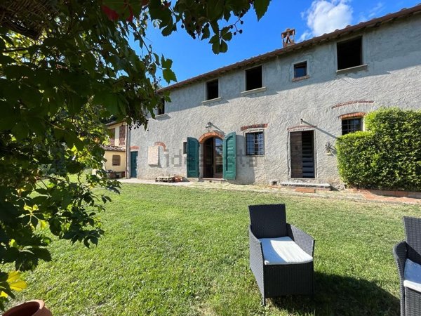 casa indipendente in vendita a Pescia