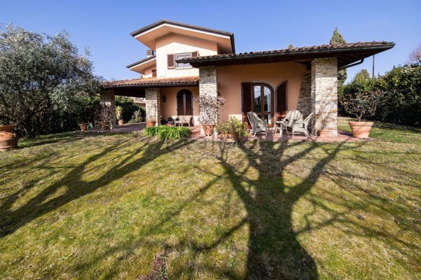 casa indipendente in vendita a Pescia