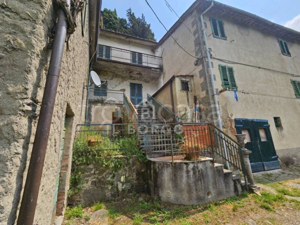 appartamento in vendita a Pescia in zona Pietrabuona