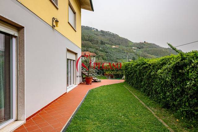 casa indipendente in vendita a Pescia