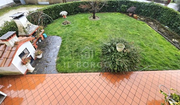 casa indipendente in vendita a Pescia