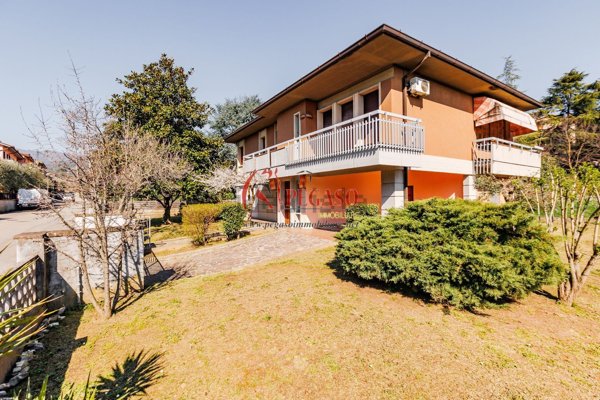 casa indipendente in vendita a Pescia