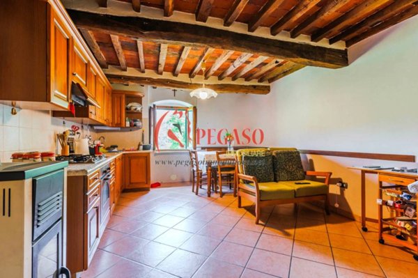 casa indipendente in vendita a Pescia in zona Castelvecchio