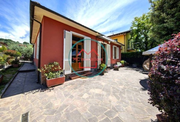 casa indipendente in vendita a Pescia