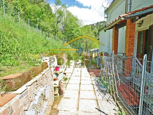 appartamento in vendita a Pescia in zona Pietrabuona