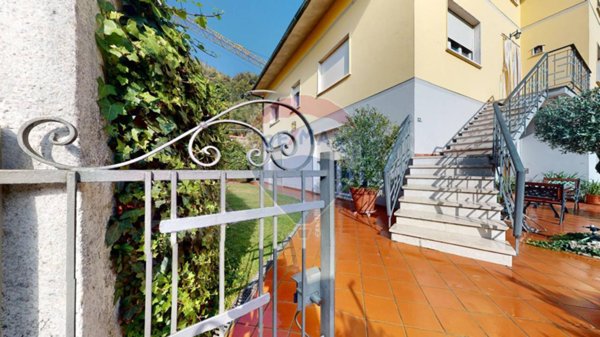 casa indipendente in vendita a Pescia