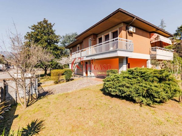 casa indipendente in vendita a Pescia in zona Collodi