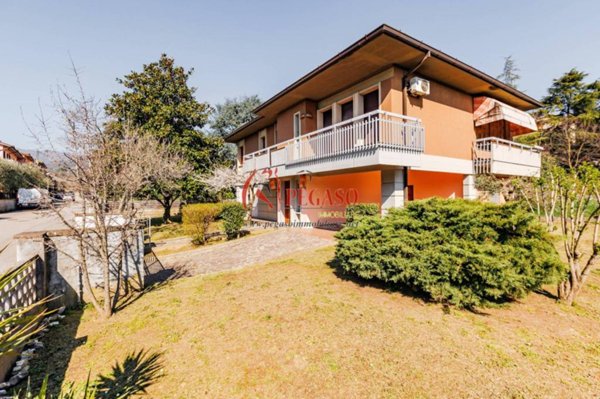 casa indipendente in vendita a Pescia