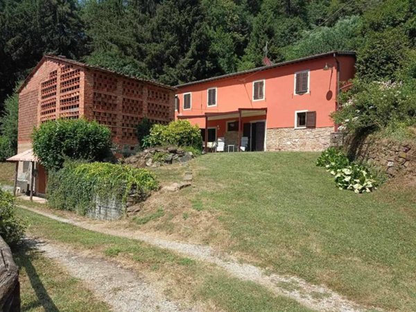 casale in vendita a Pescia in zona Pietrabuona
