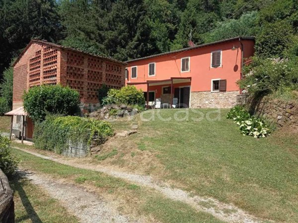 casale in vendita a Pescia in zona Pietrabuona