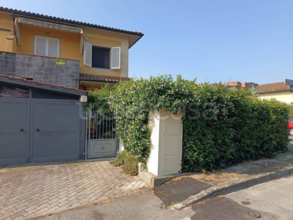 casa indipendente in vendita a Pescia