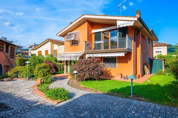 casa indipendente in vendita a Pescia