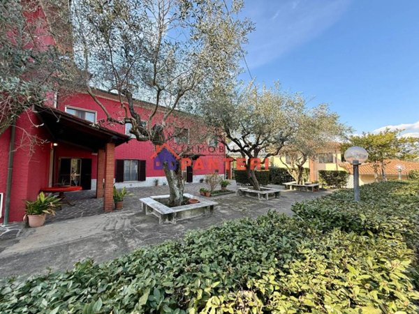 casa indipendente in vendita a Pescia