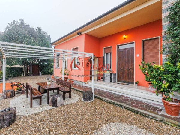 casa indipendente in vendita a Pescia in zona Aramo