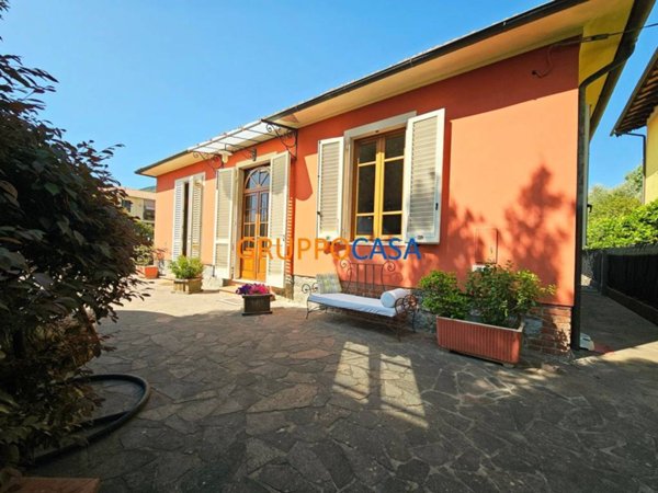 casa indipendente in vendita a Pescia