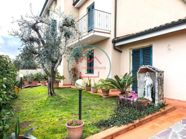 casa indipendente in vendita a Pescia in zona Veneri