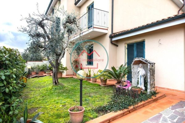 casa indipendente in vendita a Pescia in zona Veneri