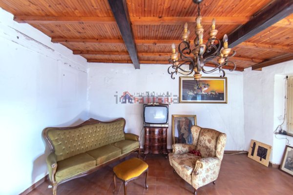 casa indipendente in vendita a Pescia in zona Pietrabuona