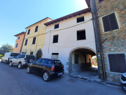 intera palazzina in vendita a Pescia in zona Veneri
