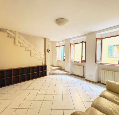casa indipendente in vendita a Pescia