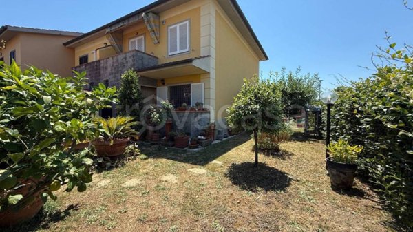 casa indipendente in vendita a Pescia