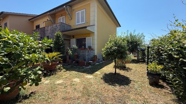 casa indipendente in vendita a Pescia