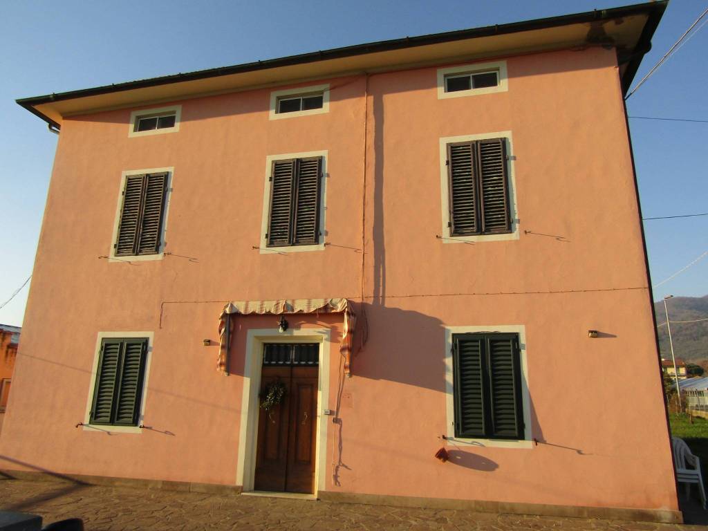 casa indipendente in vendita a Pescia in zona Collodi