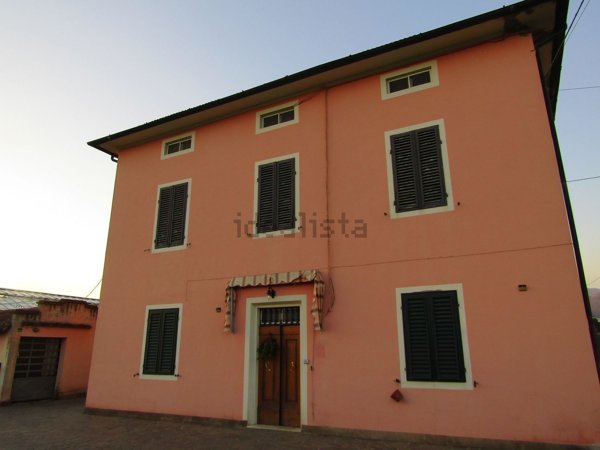 casa indipendente in vendita a Pescia