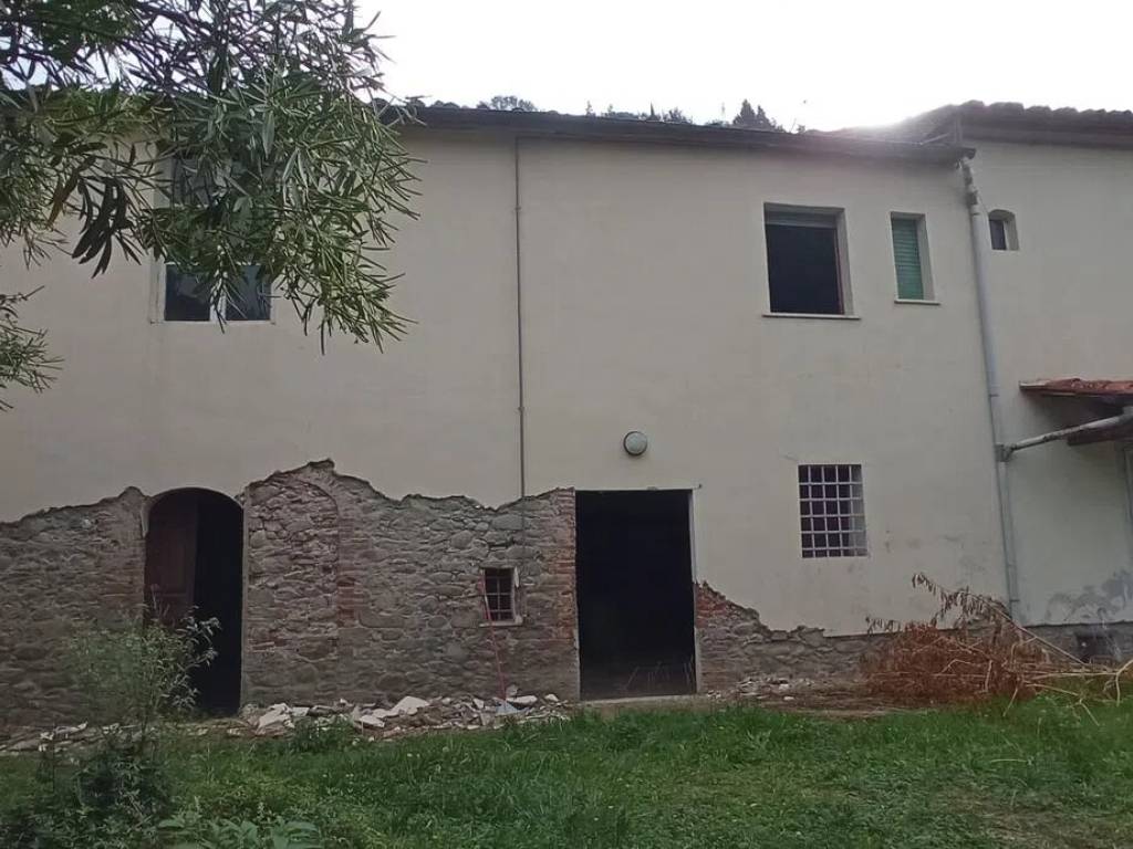 casa indipendente in vendita a Pescia