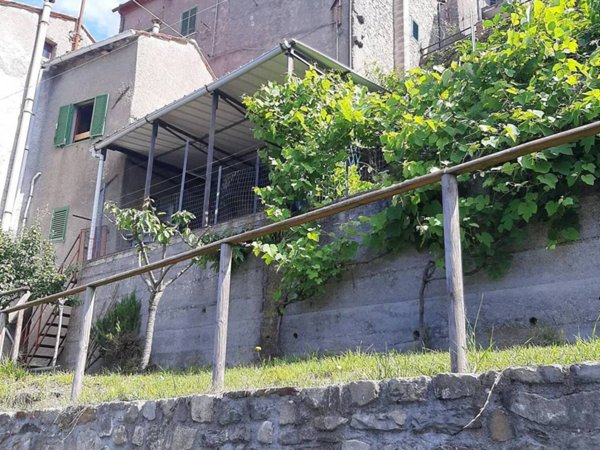 casa indipendente in vendita a Pescia