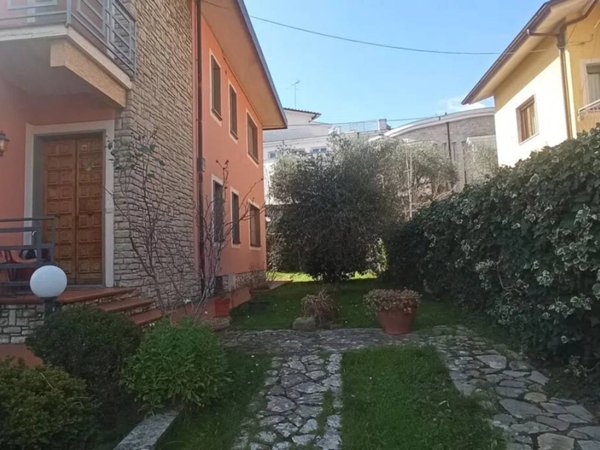 casa indipendente in vendita a Pescia