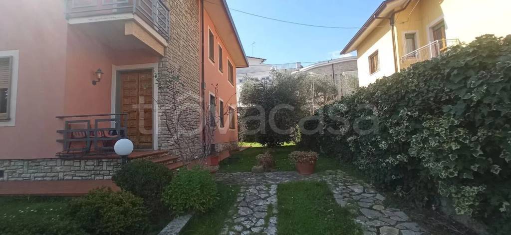 casa indipendente in vendita a Pescia