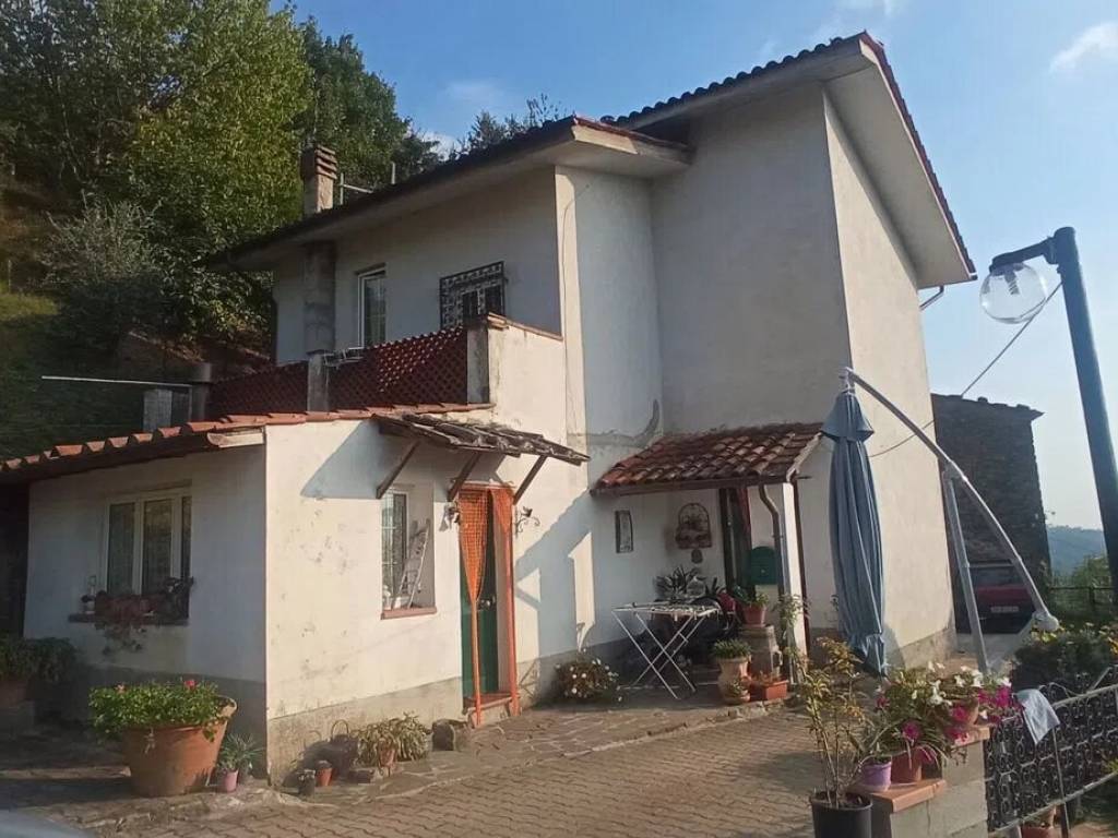 casa indipendente in vendita a Pescia in zona Vellano