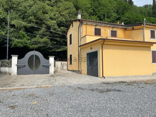 casa indipendente in vendita a Pescia