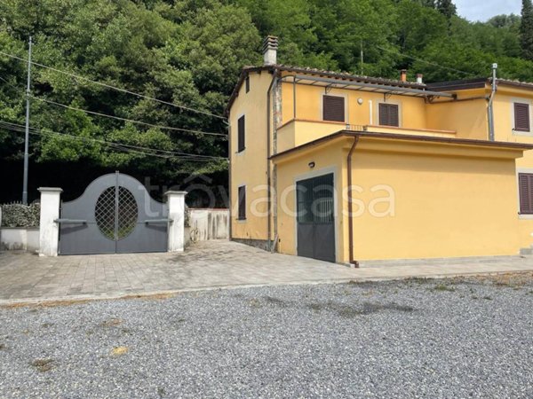 casa indipendente in vendita a Pescia