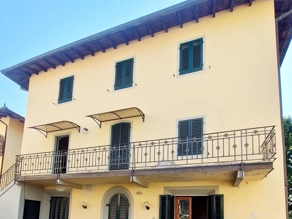 casa indipendente in vendita a Pescia