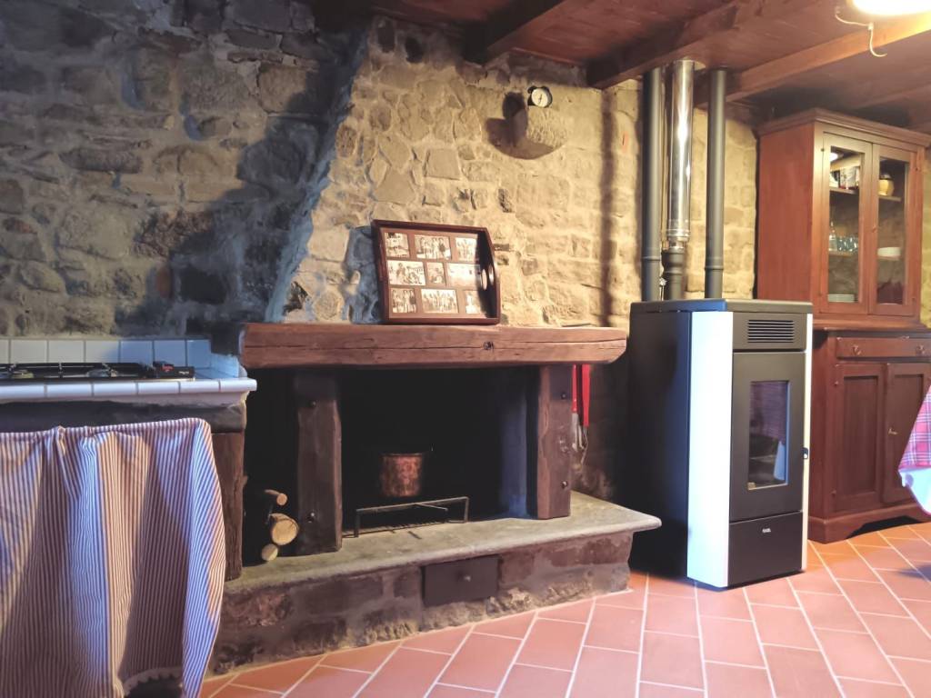 casa indipendente in vendita a Pescia in zona Vellano