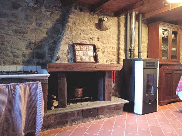 casa indipendente in vendita a Pescia in zona Vellano