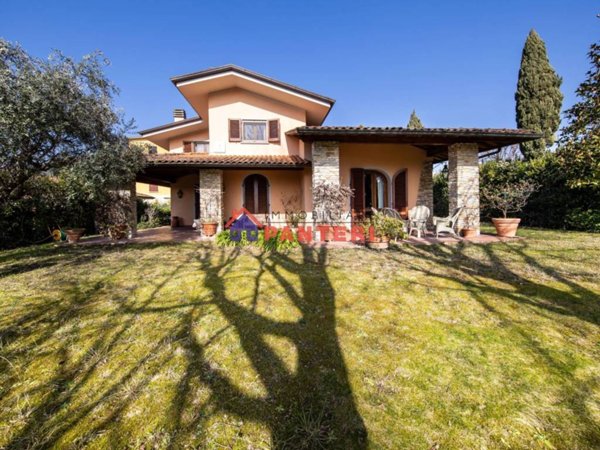 casa indipendente in vendita a Pescia