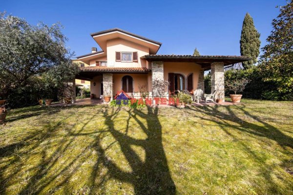 casa indipendente in vendita a Pescia