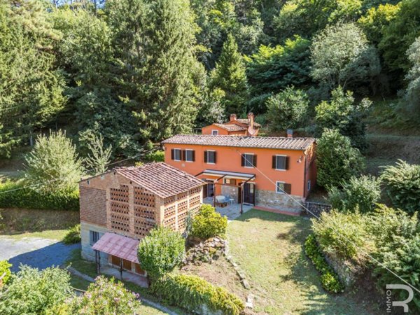 casa indipendente in vendita a Pescia in zona Pietrabuona