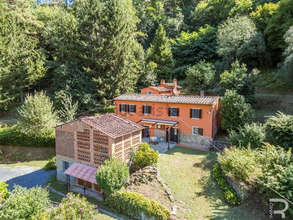 casale in vendita a Pescia in zona Pietrabuona