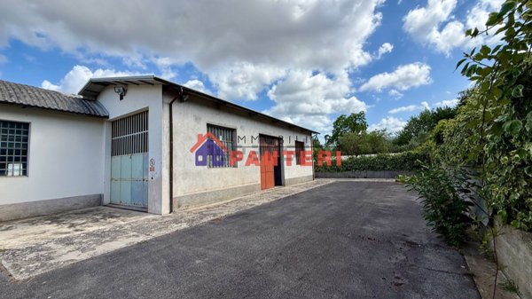locale di sgombero in vendita a Pescia in zona Veneri