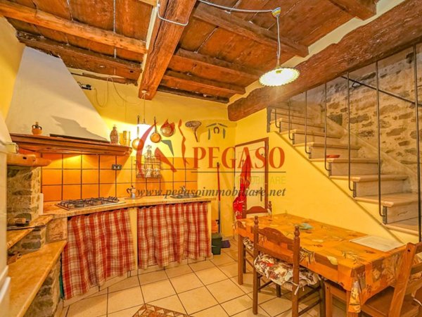 casa indipendente in vendita a Pescia in zona Castelvecchio