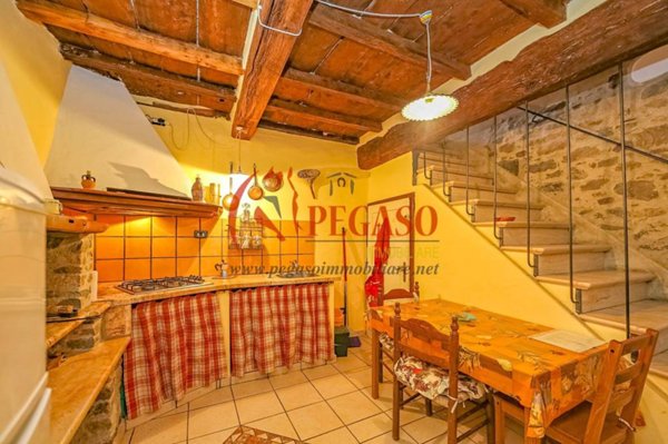 casa indipendente in vendita a Pescia in zona Castelvecchio